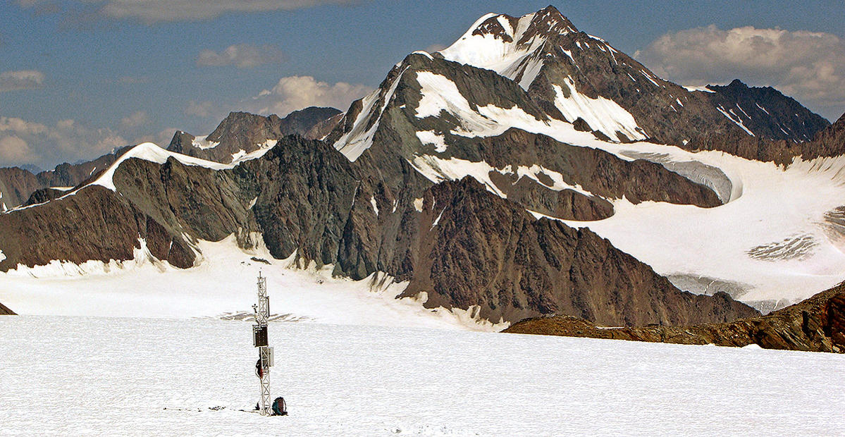 Klimastation Vernagtbach von Süden mit Pegelstation. Im Hintergrund der Vernagtferner und die Hochvernagtspitze (3535 m).        Foto: L. Braun am 28.9.2009